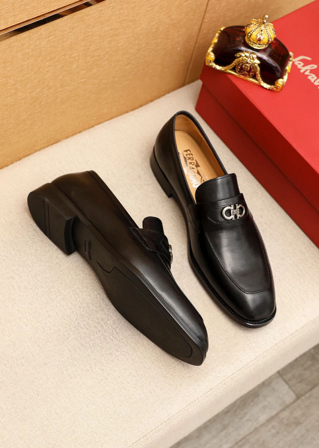 Men's shoes💰460💰 Product trademark: Ferragamo "Ferragamo" casual leather shoes Regular size: 38-44 (45🉑️customized) Product materials: Selected imported first-layer calfskin upper + luxury hardware buckle, imported water-dyed cow leather lining. Strong three-dimensional visual effect, original outsole color: 1⃣️color optional